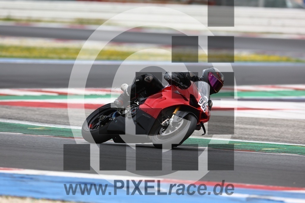0969-20240329_00539 | Schöne Erinnerungen an spannende Momente - das festzuhalten ist unser Job. PIXELrace.de ist seit 2003 auf den Rennstrecken Europas unterwegs um die Action draußen beim Fahren und die wunderbare Stimmung imm Fahrerlager für euch einzufangen.