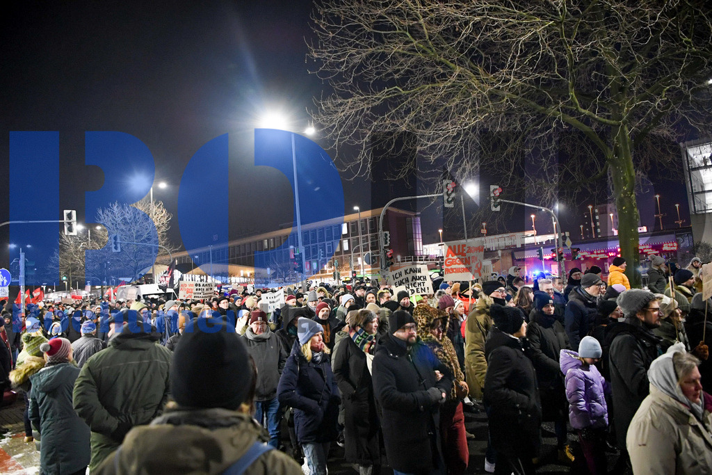 Weihnachtssingen im Stadion | {headline}



(Foto: Christian Schnaubelt / BOND)

 - Realisiert mit Pictrs.com