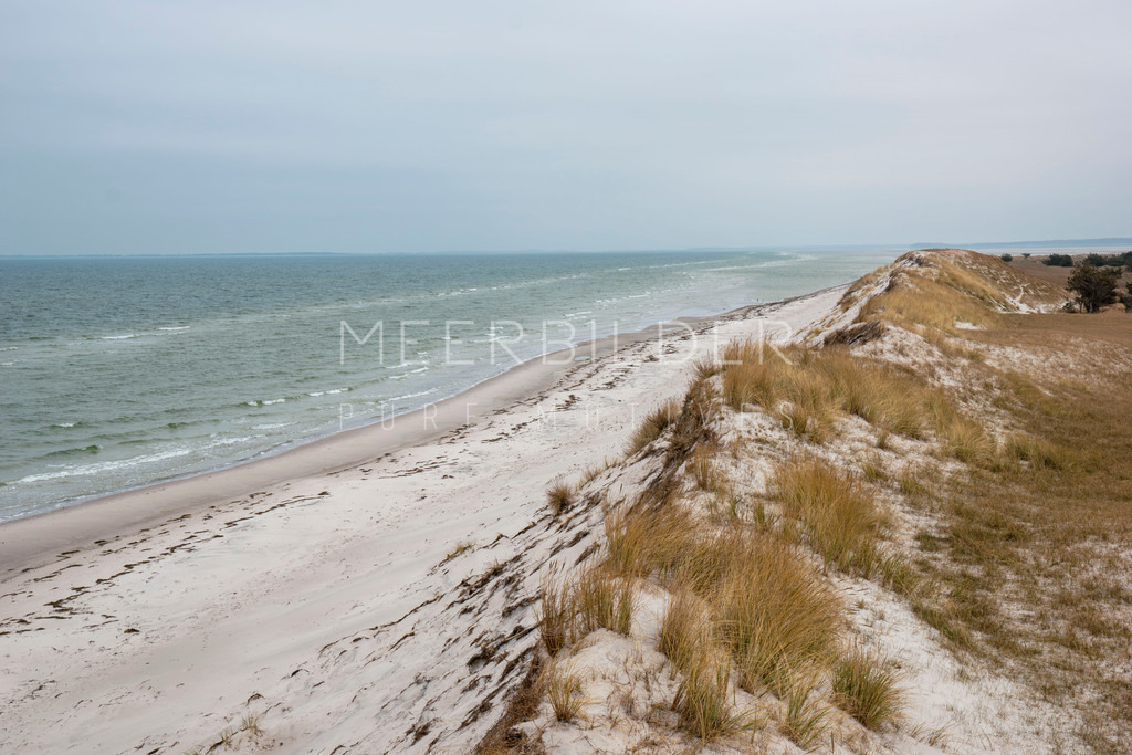 Hohe Düne Ostzingst  | Die imposante Hohe Dühne in Ostzingst präsentiert ein faszinierendes Motiv der Ostseeküste, das selbst an einem bewölkten Tag ihre Schönheit widerspiegelt. Dieses Bild eignet sich hervorragend für die Darstellung auf klassischer Leinwand, Alu-Dibond Direktdruck oder Fine Art Hahnemühle im Wechselrahmen.