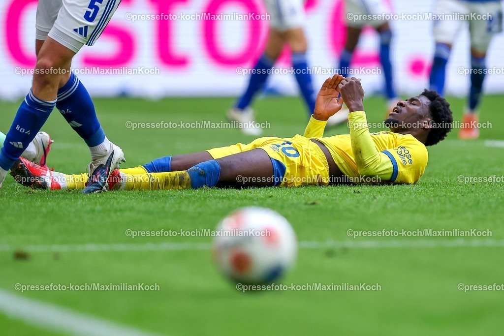 S0417052601023 | 17.05.2026, Fußball, FC Schalke 04 - Eintracht Braunschweig, 34. Spieltag, 2. Fußball Bundesliga, Veltins-Arena Gelsenkirchen, Saison 2025 2026: Mehmet Aydin (Braunschweig #10) enttäuscht Enttäuschung liegt auf dem Spielfeld  DFB regulations prohibit any use of photographs as image sequences and or quasi-video.