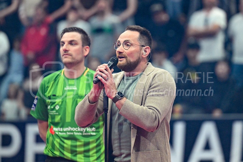 Zug United - HC Rychenberg - 25. April 2026 | Der ehemalige Spitzen-Unihockeyspieler Rinaldo Walser singt die Nationalhymne am L-UPL Superfinal-Spiel zwischen Zug United und HC Rychenberg am 25. April 2026 in der BCF Arena, Fribourg, Schweiz.Bild: Sportfotografie Markus Aeschimann | www.markus-aeschimann.ch - Realized with Pictrs.com