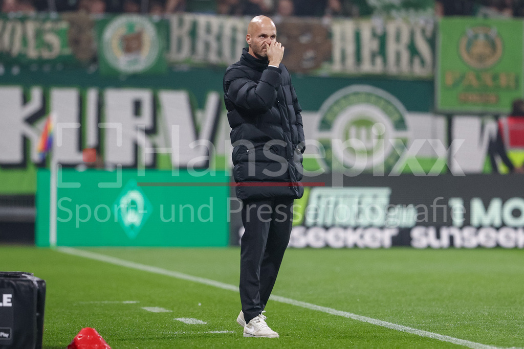 Fussball, Bundesliga, SV Werder Bremen - VfL Wolfsburg | Paul Simonis (Trainer, VfL Wolfsburg) rümpft die Nase, unzufrieden, wütend, sauer, fasst sich an die Nase, DIE DFL-RICHTLINIEN UNTERSAGEN JEGLICHE NUTZUNG VON FOTOS ALS SEQUENZBILDER UND/ODER VIDEOÄHNLICHE FOTOSTRECKEN. DFL REGULATIONS PROHIBIT ANY USE OF PHOTOGRAPHS AS IMAGE SEQUENCES AND/OR QUASI-VIDEO.