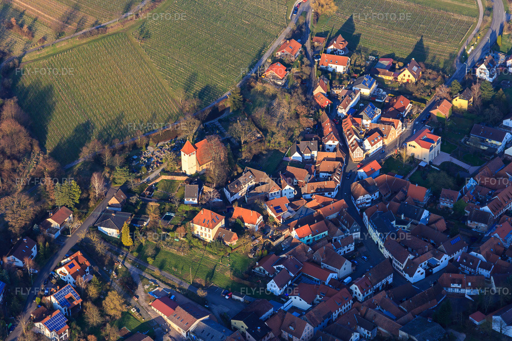 Luftbild: Martinskirche und Sonnenbergstr in Leinsweiler im Bundesland Rheinland-Pfalz in Deutschland. Foto: IMG_105113.jpg vom 24.03.2018 durch Werner Riehm/FLY-FOTO.de