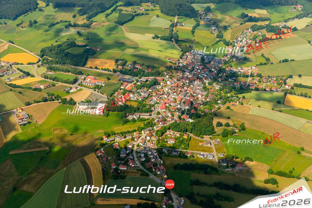 Das Luftbild zeigt :  Tiefenbach - Die Luftaufnahme wurde 2023 vom UL-Flugzeug aus erstellt ( keine Drohne ) - Hochauflösende Luftaufnahme - Für grossformatige Ausdrucke geeignet. Die Geschenkidee !Mit Lizenz und Bildrechte bestellbar