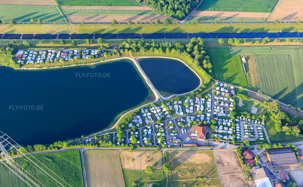 Luftbild: Müller-See Camping und Freizeit GmbH und Wohnmobilstellplatz Riegel am Kaiserstuhl am Naturschutzgebiet im großen Badesee Riegel in Riegel am Kaiserstuhl im Bundesland Baden-Württemberg in Deutschland. – Foto: IMG_147414.jpg vom 29.05.2025 durch Werner Riehm/FLY-FOTO.de – Auflösung des Originals: 5050 x 3111 px – Müllersee Camping & Freizeit GmbH