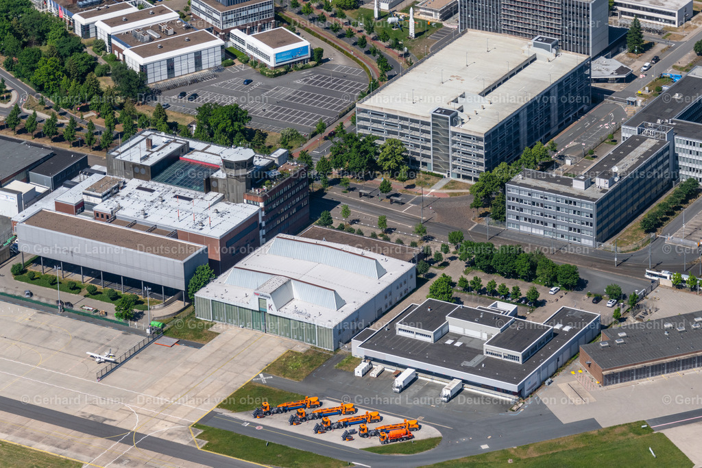 4029924 | BREMEN 01.06.2020 Gebäude und Produktionshallen auf dem Werksgelände der Airbus SE an der Airbus-Allee im Ortsteil Neustadt in Bremen, Deutschland. // Building and production halls on the premises of Airbus SE on Airbus-Allee in the district Neustadt in Bremen, Germany. Foto: Gerhard Launer