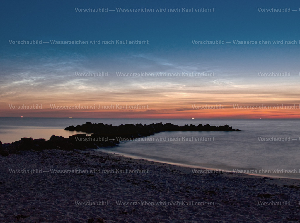 Leuchtende Nachtwolken am Strand von Kalifornien.  | Leuchtende Nachtwolken über der Kieler Bucht am Strand von Kalifornien. 