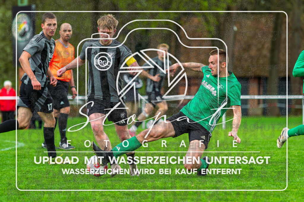 DZC_1381-Verbessert-RR | Pascal-Laurin Berger (FG Fulde-Stellichte #10) und Vincent Molzahn (TSV Wietzendorf #16) beim Herren Kreisliga HK Spiel zwischen FG Fulde-Stellichte und TSV Wietzendorf im Fulder Zentralstadion, Fulde (Simon Paul Stopat) - Realisiert mit Pictrs.com