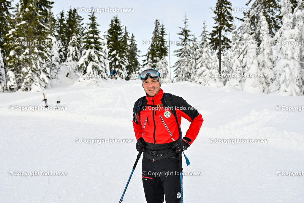 Hochficht_ Skigebiet_ Boehmerwald_ Saisonopening_ 08.12.2023-36 | 08.12.2023, Hochficht, AUT, Skigebiet Hochficht, Boehmerwald, Saisonopening 2023, im Bild Christoph Resch Klaffer (Bergrettung Aigen - Gefahrenstellen auskundschaften - mit offenen Augen fahren, vorbeugen)
