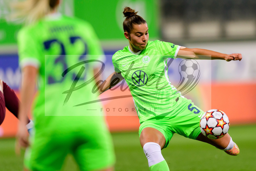 WOBSER20211013_009 | Fussball, Frauen: Lena Oberdorf (VfL Wolfsburg) in Aktion, am Ball, Einzelaktion beim Spiel der UEFA Women´s Champions League zwischen VfL Wolfsburg und Servette FC im AOK-Stadion am 13.10.2021 in Wolfsburg, Deutschland. - Realisiert mit Pictrs.com