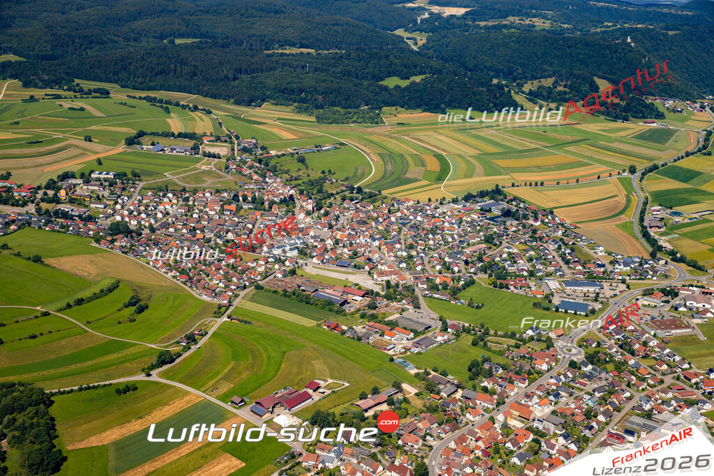 Das Luftbild zeigt : Großengstingen Engstingen - Die Luftaufnahme wurde 2024 vom UL-Flugzeug aus erstellt ( keine Drohne ) - Hochauflösende Luftaufnahme - Für grossformatige Ausdrucke geeignet. Die Geschenkidee !Mit Lizenz und Bildrechte bestellbar