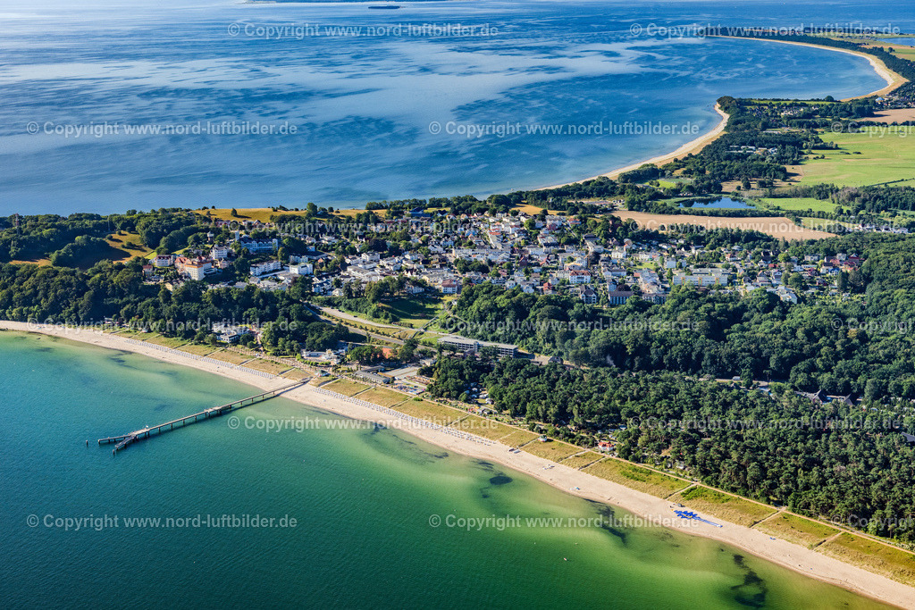 Göhren_Rügen_ELS_7309100822 | GöHREN 10.08.2022 Ortsansicht an der Ostseeküste in Göhren mit Seebrücke im Bundesland Mecklenburg-Vorpommern, Deutschland. // Town view on the Baltic Sea coast in Goehren in the state Mecklenburg - Western Pomerania, Germany. Foto: Martin Elsen