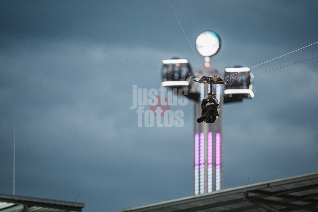Fußball | Männer | Saison 2025/2026  | Fußball-Bundesliga | 29. Spieltag | FC St. Pauli vs. FC Bayern München | 11.04.2026 | Die Spidercam im Milltertorstadion vor dem Hamburger Dom