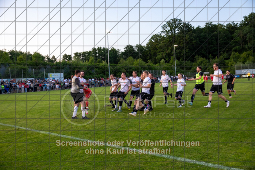 20250616_211637_1159 | #,  TV Eybach (weiß) vs. 1.FC Donzdorf II (rot), Fussball, Entscheidungsspiel 3 in Kreisliga A3 - Bezirk Neckar/Fils, Saison 2024/2025, Rasensportplatz, Staufenecker Str. 41, 73084 Salach, 16.06.2025 - 18:30 Uhr,Foto: PhotoPeet-Sportfotografie/Peter Harich