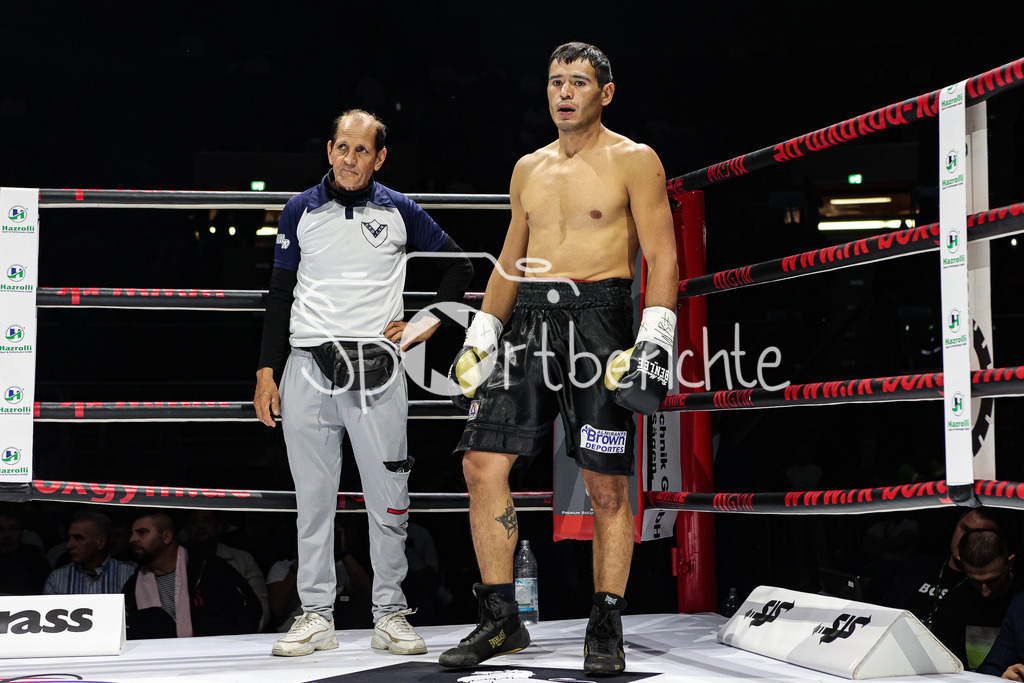 Profi - Box - Gala / Main Event | Hernan David PEREZ (schwarze Hose) im WBF Titelkampf