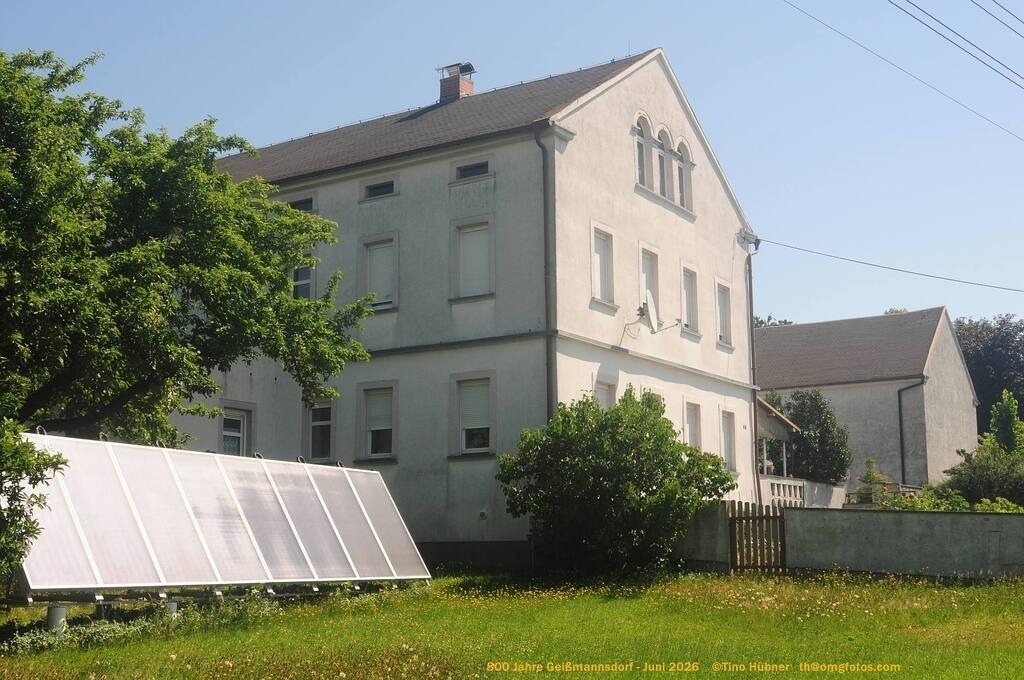 Geißmannsdorf-2026-Ortsbilder-094 | Geißmannsdorf bei Bischofswerda im Sommer 2026. Ein fotografischer Streifzug durch das Dorf Geißmannsdorf, mit Gebäuden, Straßen, Strohpuppen und geschmückten Vorgärten und Grundstücken anlässlich der 800-Jahr-Feier von Geißmannsdorf im Juni 2026 - Realisiert mit Pictrs.com