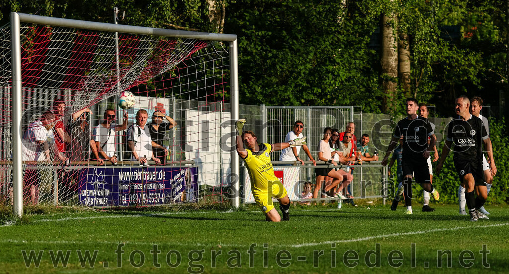 2023-07-18_117_FC_Herzogstadt_gegen_FC_Eitting | Erding, Deutschland, 18.07.2023:
Fußball, TOTO Pokal 2023 / 2024, 1. Spieltag, FC Herzogstadt gegen FC Eitting, Endergebnis: 2:4 n.E.

Torwart Florian Leininger (FC Herzogstadt, #22), Maximilian Niedermair (FC Herzogstadt, #15)

Foto: Christian Riedel / fotografie-riedel.net