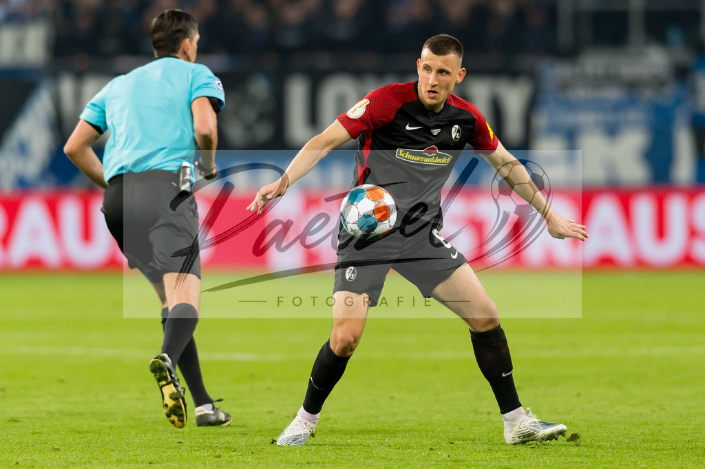 HSVSCF20220419_088 | Fussball, Herren: Maximilian Eggestein (SC Freiburg) in Aktion, am Ball, Einzelaktion beim DFB-Pokal-Halbfinalspiel zwischen Hamburger SV und SC Freiburg im Volksparkstadion am 19.04.2022 in Hamburg, Deutschland.DFB / DFL REGULATIONS PROHIBIT ANY USE OF PHOTOGRAPHS AS IMAGE SEQUENCES AND/OR QUASI-VIDEO. - Realisiert mit Pictrs.com