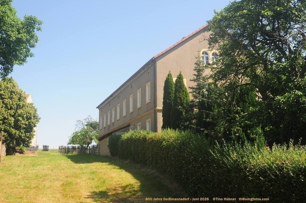 Geißmannsdorf-2026-Ortsbilder-041 | Geißmannsdorf bei Bischofswerda im Sommer 2026. Ein fotografischer Streifzug durch das Dorf Geißmannsdorf, mit Gebäuden, Straßen, Strohpuppen und geschmückten Vorgärten und Grundstücken anlässlich der 800-Jahr-Feier von Geißmannsdorf im Juni 2026 - Realisiert mit Pictrs.com