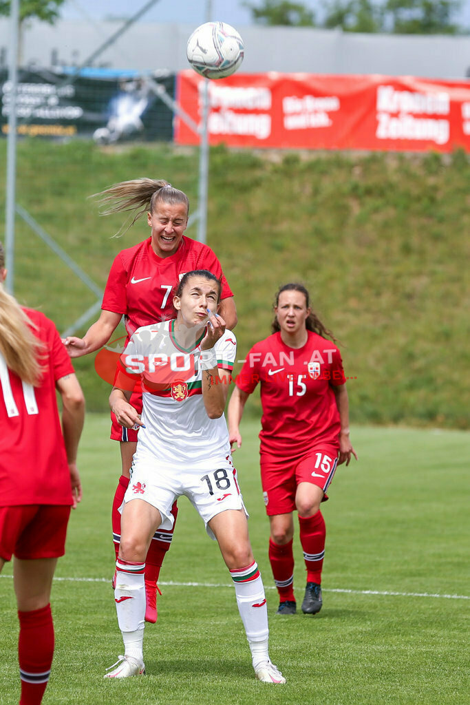 Norwegen U19  Bulgarien U19 | Stine Nybø Brekken (Norway #7) Ivelina Pavlova (BUL #18) Lina Birgitta Skiaker Klech (Norway #15) ; Norwegen U19  Bulgarien U19 am 13.05.2022 in Wels
(Huber Arena), AUSTRIA, (Photo by Ernst Krawagner sport-fan.at) - Realisiert mit Pictrs.com