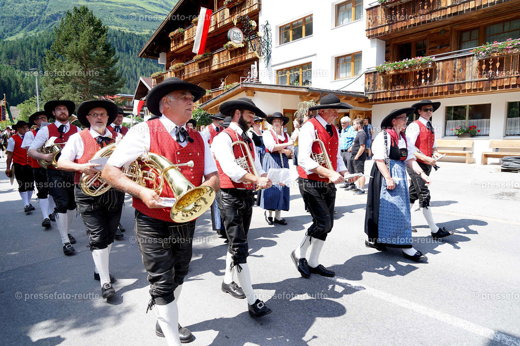 e25--news-2023-Juli23-Regimentsschuetzenfest3-Steeg-UMZUG_DORF-DSC07448 | Info aus dem Bezirk Reutte/Ausserfern Tirol sowie eine umfangreiche Bilddatenbank über die gesamte Region: Lechtal, Talkessel Reutte, Tannheimertal, Zwischentoren. Lech, Plansee, Zugspitze, Grenztunnel, B179, Fernpassstraße, Verkehr, Lawinen, Tradition, - Realisiert mit Pictrs.com