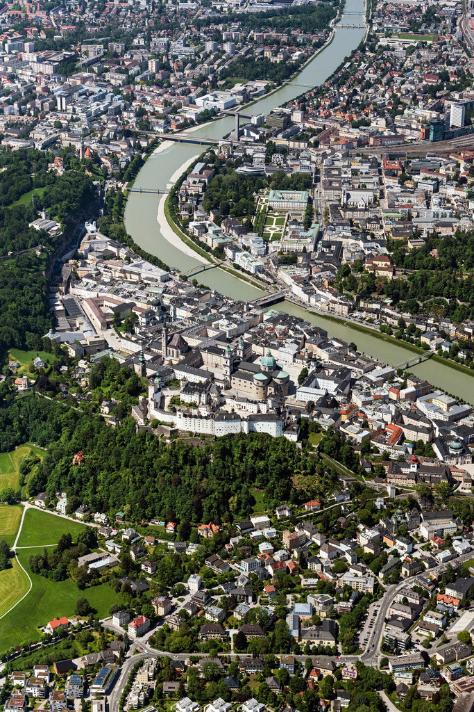 dr__0097247.jpg | SALZBURG 19.05.2022 Stadtzentrum im Innenstadtbereich, Dom zu Salzburg am Residenzplatz, Universität Salzburg und im Vordergrund das Krankenhaus der Barmherzigen Brüder, am Ufer des Flußverlaufes der Salzach in Salzburg in Österreich. // City center in the downtown area on the banks of river course of Salzach in Salzburg in Austria. Foto: Daniel Reiter
