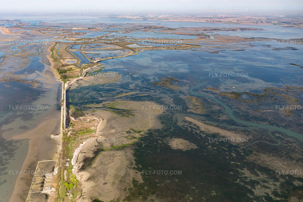 Aerial view: View of the town in Grado in the state Gorizia, Italy. – Photo: IMG_098110.jpg taken on 04/03/2017 by Werner Riehm/FLY-FOTO.com – Resolution of the original: 4476 x 2984 px