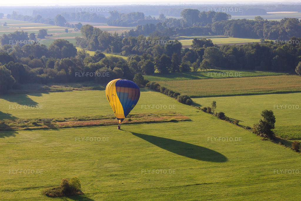 Luftbild: Landung eines Heissluftballons D-OTKA in Erlenbach bei Kandel im Bundesland Rheinland-Pfalz in Deutschland. Foto: IMG_70237.jpg vom 19.07.2014 durch Werner Riehm/FLY-FOTO.de