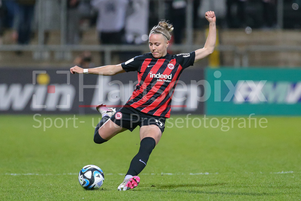 Fussball, Google Pixel Frauen-Bundesliga, Eintracht Frankfurt - SV Werder Bremen | v.li.: Pia-Sophie Wolter (Eintracht Frankfurt, 17) am Ball, Freisteller, Einzelbild, Ganzkörper, Aktion, Action, Spielszene, DIE DFB-RICHTLINIEN UNTERSAGEN JEGLICHE NUTZUNG VON FOTOS ALS SEQUENZBILDER UND/ODER VIDEOÄHNLICHE FOTOSTRECKEN. DFB REGULATIONS PROHIBIT ANY USE OF PHOTOGRAPHS AS IMAGE SEQUENCES AND/OR QUASI-VIDEO.