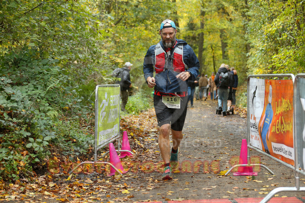 251026_1329_EX1_3564 | Sportfotografie im Rhein-Sieg Kreis, Köln, Bonn, NRW, Rheinland Pfalz, Hessen, etc. Unser Tätigkeitsfeld umfasst den Laufsport vom Volkslauf über den Marathon, Duathlon, Triathon bis zum Ultralauf wie Kölnpfad Ultra oder Schindertrail.
