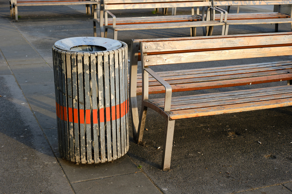 Rastplatz mit Holzbänke und Abfalleimer | Wien, Austria - April 24, 2023: Rastplatz mit Holzbänke und Abfalleimer. - Realisiert mit Pictrs.com