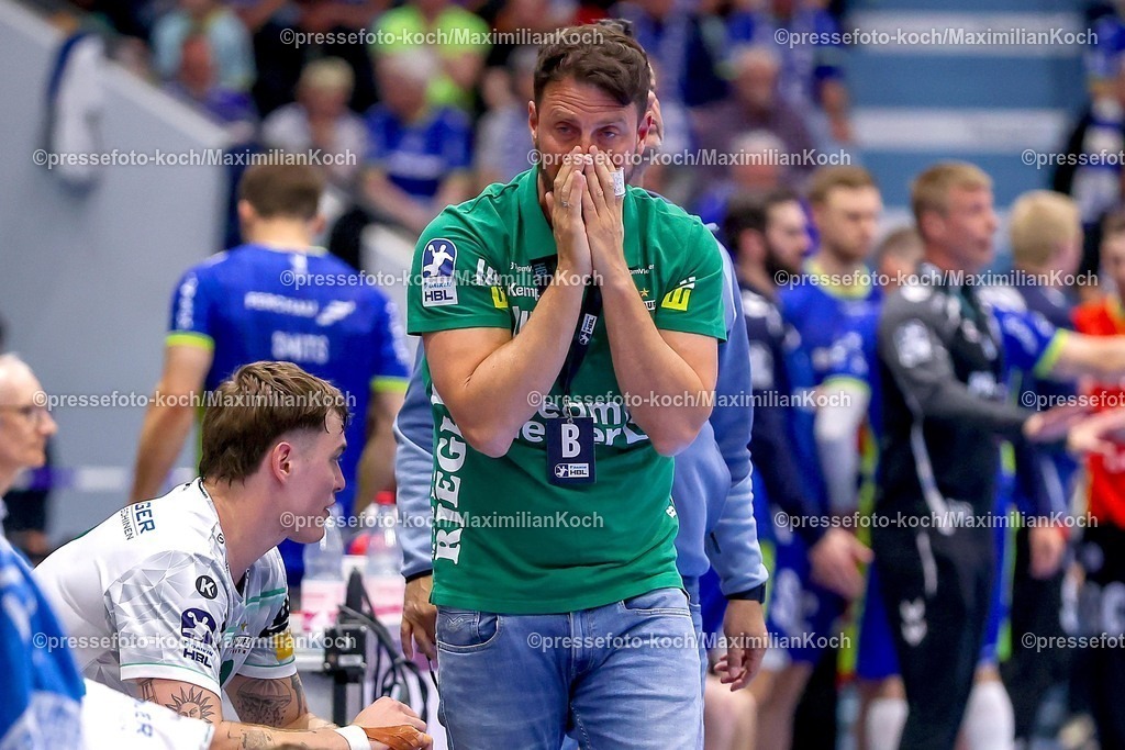Gum30042601140 | 30.04.2026, Handball, 1. HBL, VfL Gummersbach - Frisch Auf! Göppingen, Saison 2025 / 2026 Herren, Schwalbe-Arena: Cheftrainer Benjamin Matschke (Frisch Auf Göppingen #hc) gestikulierend am Spielfeldrand  