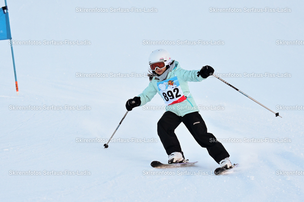 SRF_25.12.2025_0283 | Skirennfotos,Serfaus,Fiss,Ladis,Kinderskirennen,Winter,Tirol,Oberland,skirace,SFL,feelfree,weil wir's genießen,ski,Ski,skifahren,Sonnenplateau, - Realisiert mit Pictrs.com
