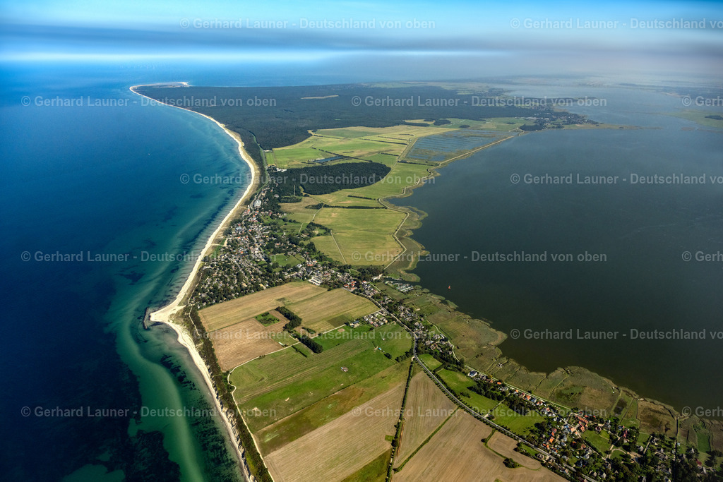 4061882 | Nationalpark Vorpommersche Boddenlandschaft, AHRENSHOOP 08.09.2021 Ortsansicht an der Meeres-Küste der Ostsee in Ahrenshoop im Bundesland Mecklenburg-Vorpommern, Deutschland. Weiterführende Informationen bei: Kurverwaltung Ahrenshoop Eigenbetrieb der Gemeinde Ostseebad Ahrenshoop. // Townscape on the seacoast of of Baltic Sea in Ahrenshoop in the state Mecklenburg - Western Pomerania, Germany. Further information at: Kurverwaltung Ahrenshoop Eigenbetrieb der Gemeinde Ostseebad Ahrenshoop. Foto: Gerhard Launer