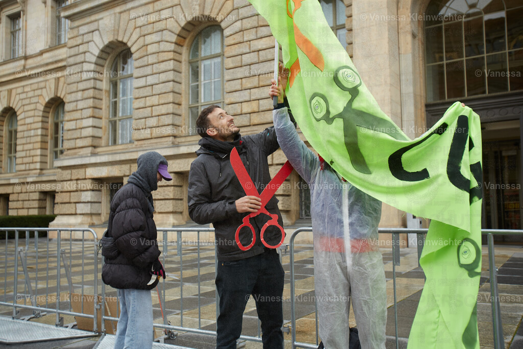 251114_SaveOurStudios_AGH_16 | Mit einer Lärmdemo und dem Durchschneiden eines Banners mit der Aufschrift "Cut the cuts" protestieren Künstler*innen am 14.11.2025 vor dem Berliner Abgeordnetenhaus gegen finanzielle Kürzungen in ihrem Bereich. - Realisiert mit Pictrs.com