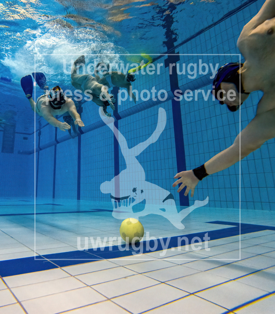 Traingsbilder des Tauchclub Bamberg e.v. im Hallenbad Bamberg | Trainingsimpressionen vom Training am 05. Dezember 2022 im Bambados Bamberg, während des regulären Unterwasserrugby Trainings des Tauchclub Bamberg e.V. - Realisiert mit Pictrs.com