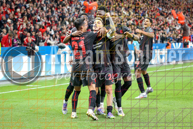 Bayer 04 Leverkusen vs Eintracht Frankfurt - Bundesliga  | Leverkusen, Deutschland, 12.09.25:   Alejandro Grimaldo (Bayer 04 Leverkusen) Torjubel, jubelt mit seiner Mannschaft nach dem Treffer zum 3:1 waehrend des Spiels der Bundesliga zwischen  Bayer 04 Leverkusen vs Eintracht Frankfurt in der BayArena(Foto von Brauer-Fotoagentur / Adrian Schlueter)