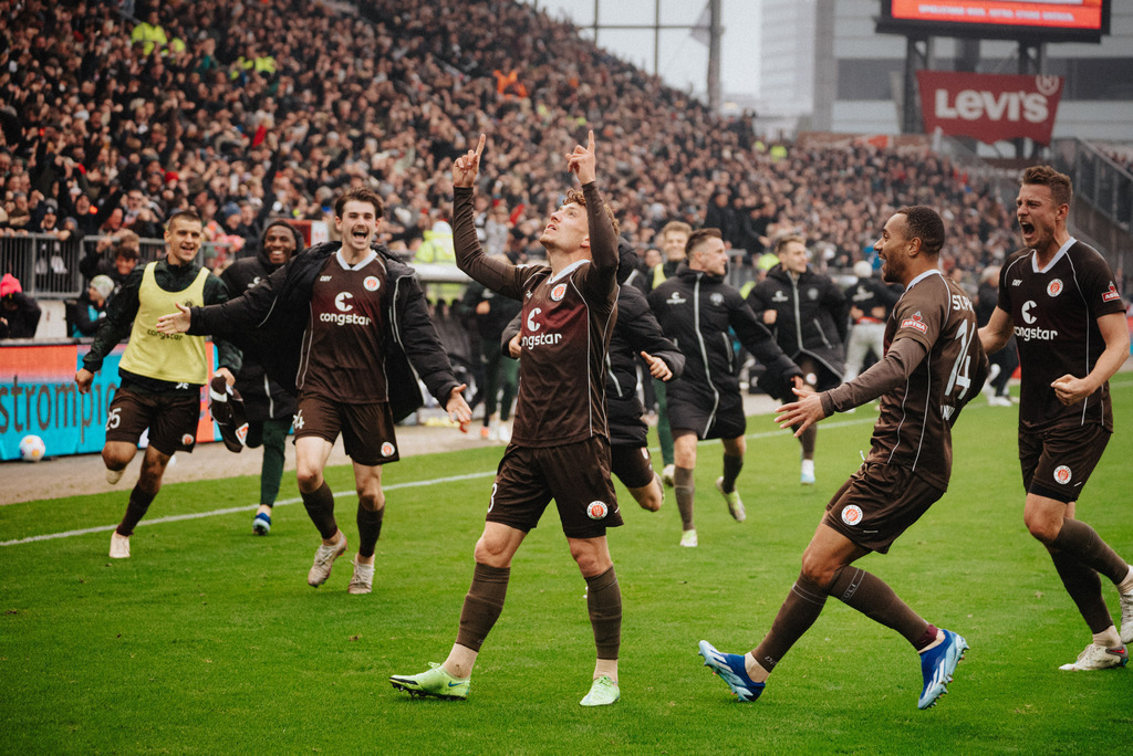 DSC00789 | Der offizielle Shop für FC St. Pauli Fotos. Wähle aus Spielszenen & Fanmomenten dein FCSP Wunschformat. Wir liefern Millerntor-Atmosphäre.