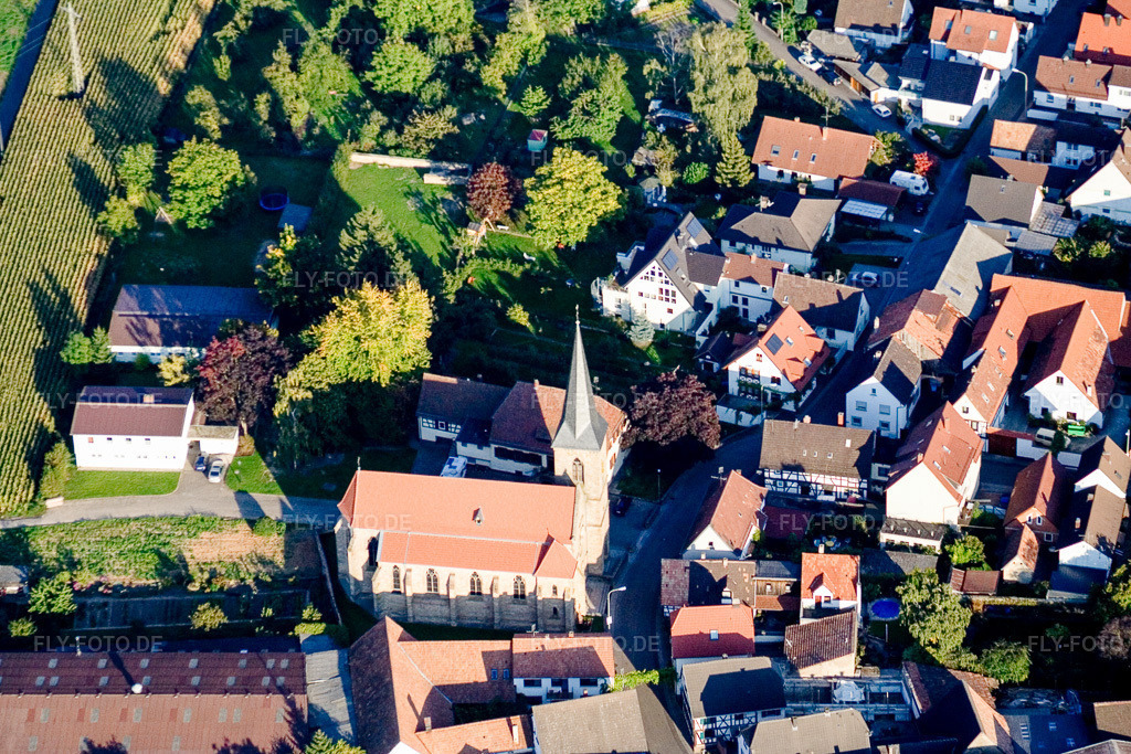 Luftbild: Kirchengebäude im Dorfkern im Ortsteil Ingenheim in Billigheim-Ingenheim im Bundesland Rheinland-Pfalz in Deutschland. Foto: IMG_13726.jpg vom 28.09.2008 durch Werner Riehm/FLY-FOTO.de