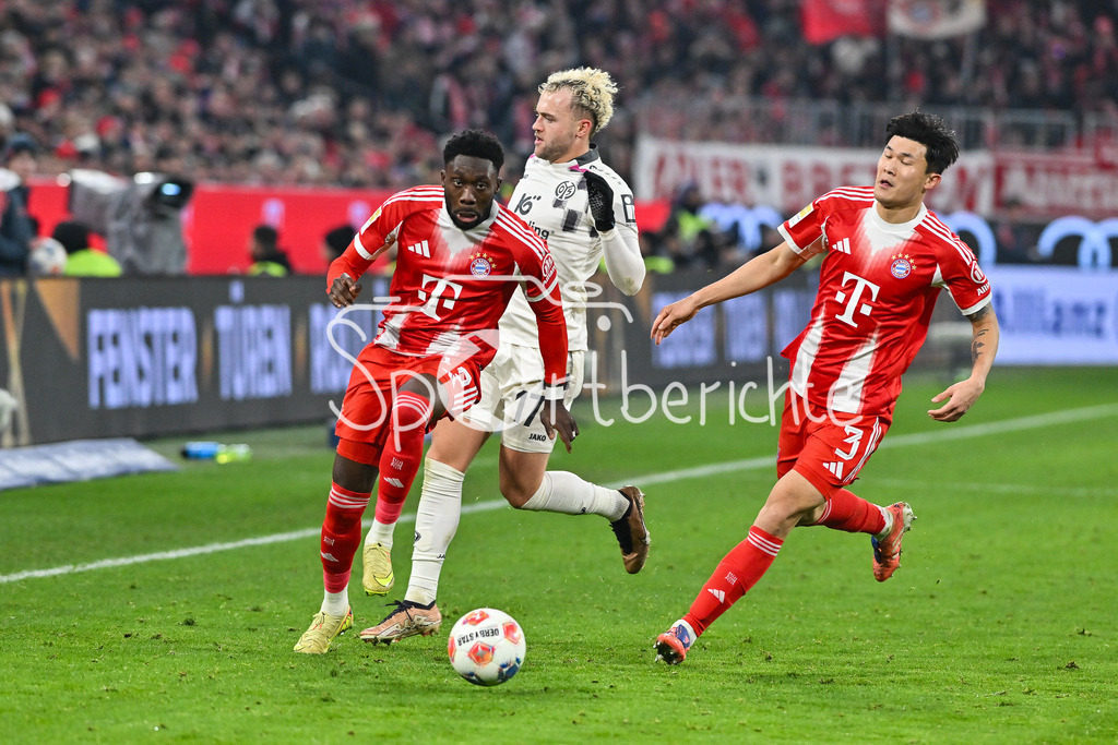 FC Bayern München - 1. FSV Mainz 05 | MUNICH, GERMANY - 14. DECEMBER: v. l. Alphonso DAVIES (FC Bayern Munich 19), Benedict HOLLERBACH (1. FSV Mainz 05 17) und Minjae KIM (FC Bayern Munich 3) während dem Bundesligamatch zwischen dem FC Bayern München und dem 1. FSV Mainz 05 am 14. Spieltag in der Allianz Arena / DFL REGULATIONS PROHIBIT ANY USE OF PHOTOGRAPHS AS IMAGE SEQUENCES AND/OR QUASI-VIDEO