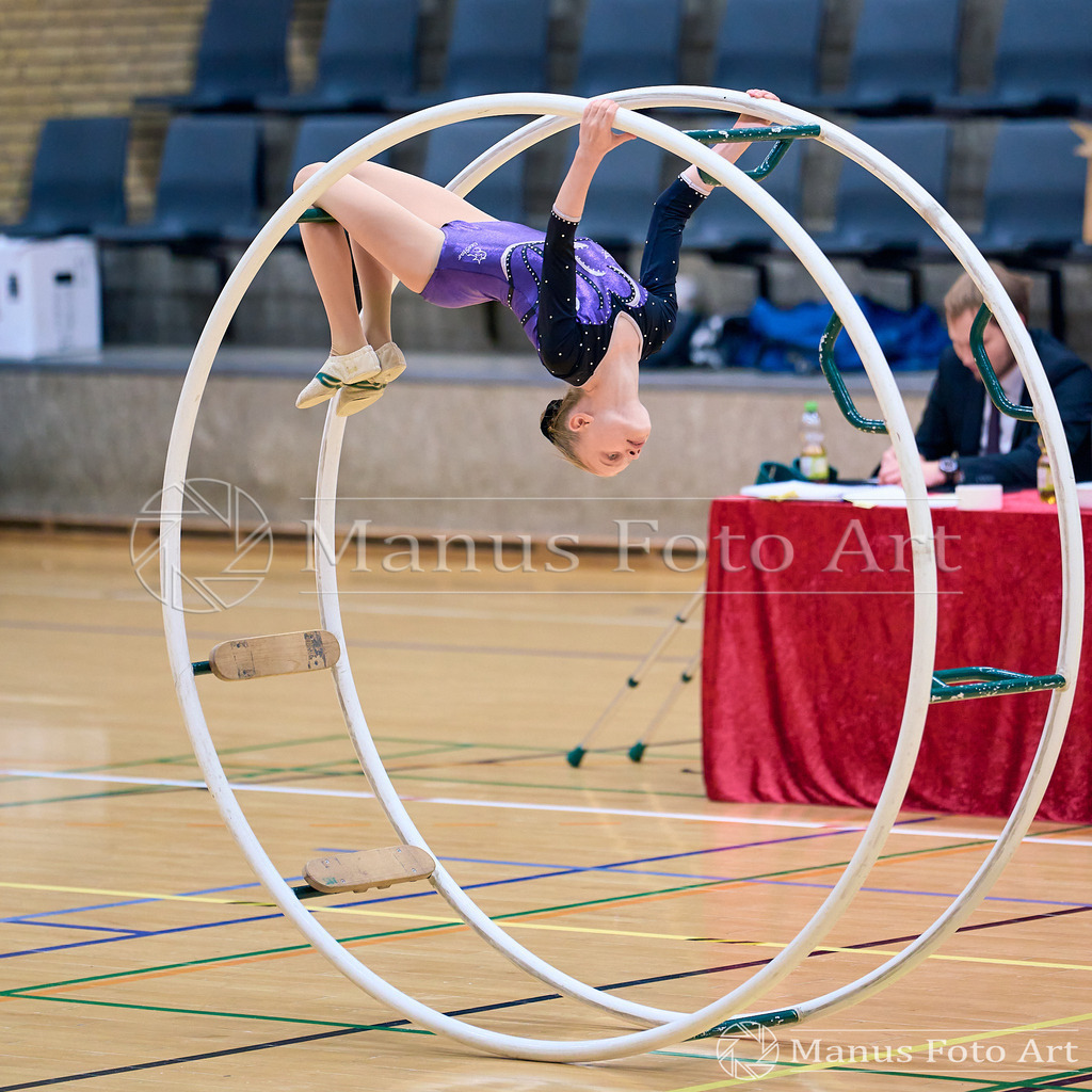 2024-11-09-2-D-DSC02928 | Professionelle Sportfotografie in Hamburg, Schleswig-Holstein und Niedersachsen – spezialisiert auf Rhönrad, Geräteturnen, Leistungsturnen und rhythmische Sportgymnastik. Bundesweite Begleitung von Rhönrad-Events. Jetzt Sport-Fotos - Realisiert mit Pictrs.com