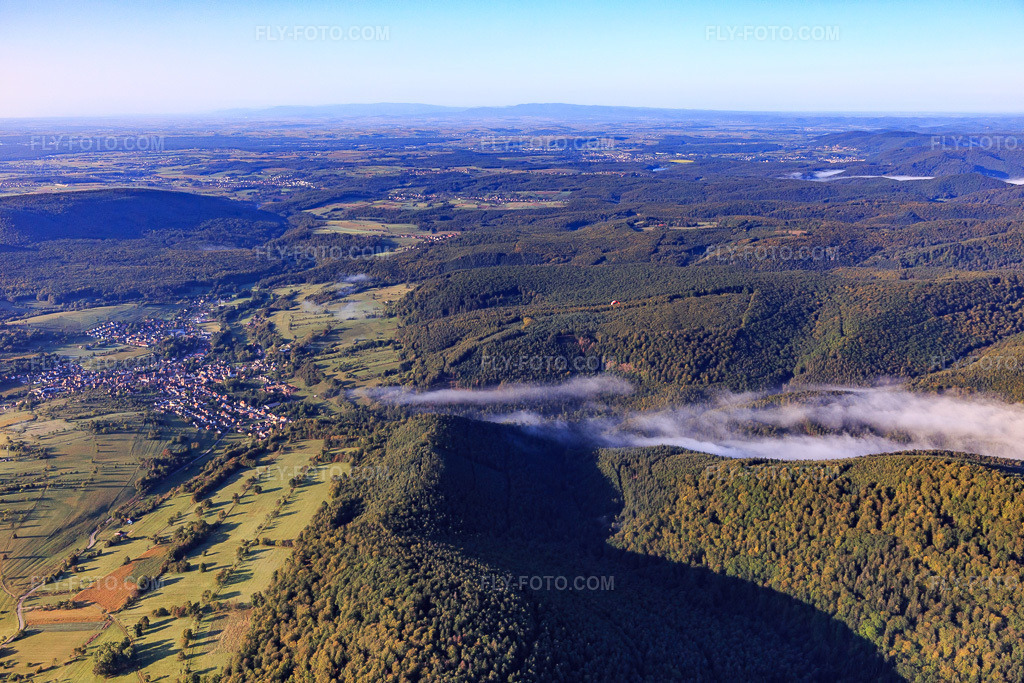 Aerial view: View of the town from the north in Lembach in the state Bas-Rhin, France. – Photo: IMG_138926.jpg taken on 09/24/2023 by Werner Riehm/FLY-FOTO.com – Resolution of the original: 5472 x 3648 px