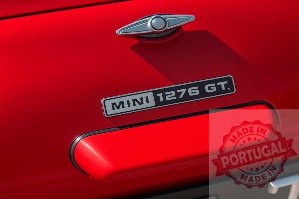 Classic red Mini 1276 GT car emblem | Red classic Mini 1276 GT car boot lid with vintage chrome badge - Realisiert mit Pictrs.com