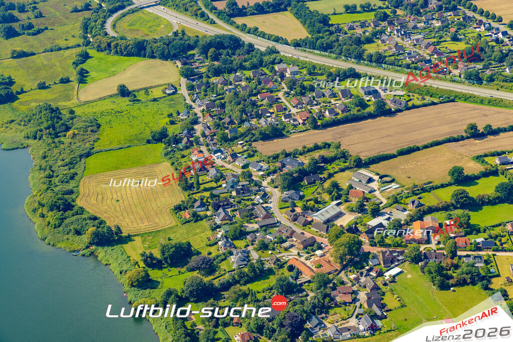Klassische Luftaufnahme ohne Drohne zeigt:Dorfstraße bei Stolpe - Die Luftbildaufnahme wurde 2025 vom UL-Flugzeug heraus erstellt ( keine Drohnenaufnahme ) - Hochauflösende Luftaufnahme -Nicht vergleichbar mit Google Maps oder Satelittenbilder- Die Geschenkidee !Mit Lizenz und Bildrechte bestellbar