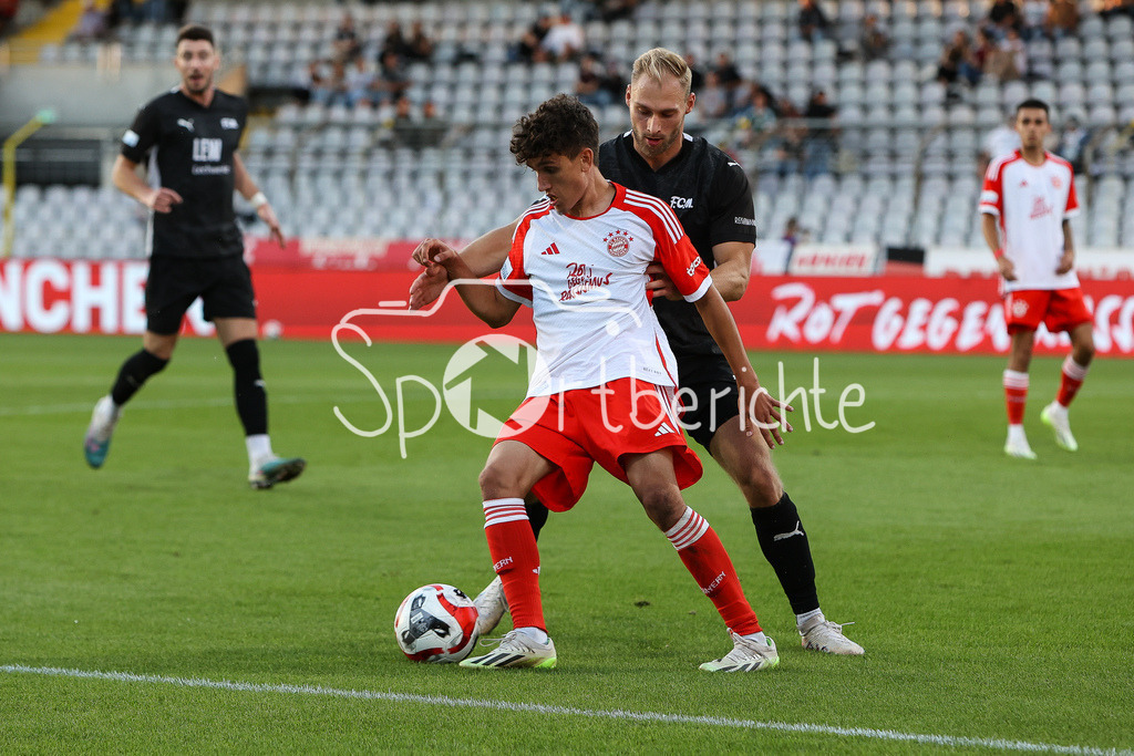 FC Bayern Amateure - FC Memmingen | Younes AITAMER (FCB #17) im Zweikampf mit Nicolai BRUGGER (FCM #4)