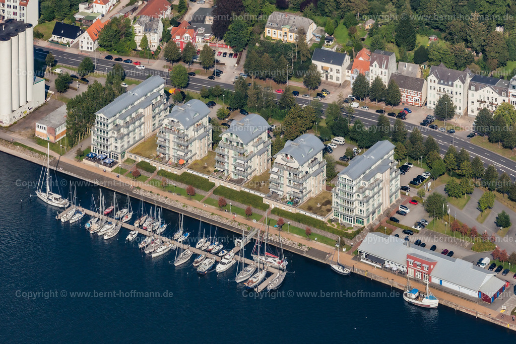 PLB_1924m_FL_Werftkontor_max90x60_150 | LUFTBILD. Flensburger Hafen - Haus-Ensemble WERFTKONTOR. __ Wohnungen und Arztpraxen und Geschäftsräume sowie Bootsliegeplätze. - Realisiert mit Pictrs.com