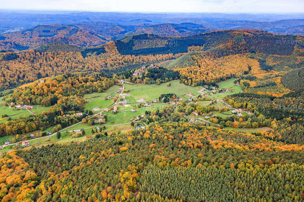 Vue aérienne: Vue de la ville depuis le sud-est à Windstein dans le département Bas Rhin, France – .Photo: IMG_084625.jpg prise le 23/10/2015 par Werner Riehm/FLY-FOTO.eu – Résolution de l'original: 5472 x 3648 px