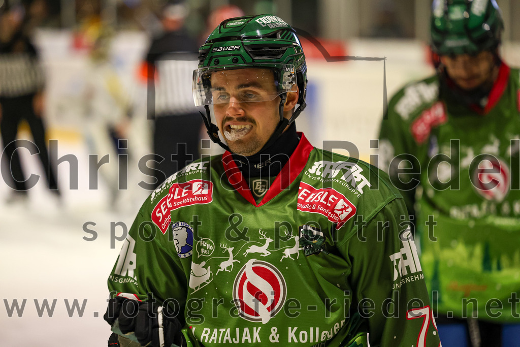 2023-12-26_114_TSV_Erding_gegen_ERV_Schweinfurt | Erding, Deutschland, 26.12.2023:
Eishockey, Bayernliga Vorrunde 2023 / 2024, 20. Spieltag, TSV Erding gegen ERV Schweinfurt, Endergebnis: 9:3

Leon Abstreiter (Erding Gladiators, #72)

Foto: Christian Riedel / fotografie-riedel.net
