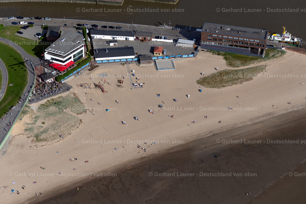4030303 | BREMERHAVEN 01.06.2020 Sandstrand- Landschaft entlang des Ufer- Flussverlaufes an der Weser im Ortsteil Mitte-Süd in Bremerhaven im Bundesland Bremen, Deutschland. // Sandy beach landscape along the banks of the river on Weser in the district Mitte-Sued in Bremerhaven in the state Bremen, Germany. Foto: Gerhard Launer