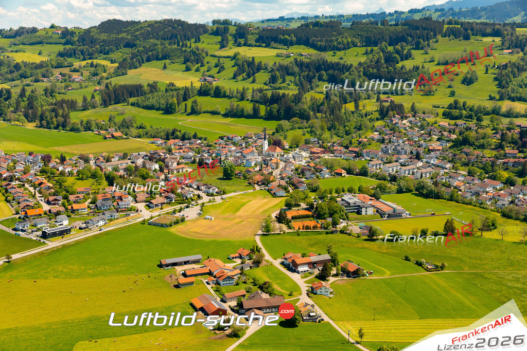 Das Luftbild zeigt :  Sulzberg - Die Luftaufnahme wurde 2024 vom UL-Flugzeug aus erstellt ( keine Drohne ) - Hochauflösende Luftaufnahme - Für grossformatige Ausdrucke geeignet. Die Geschenkidee !Mit Lizenz und Bildrechte bestellbar